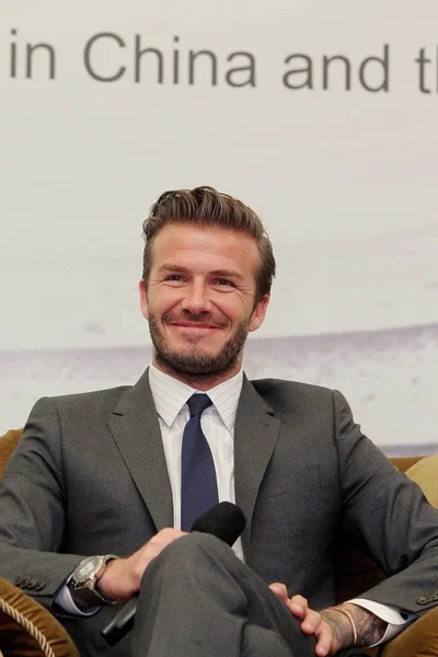 Superstar Sepak Bola Inggris David Beckham Tersenyum Pada Konferensi Pers — Stok Foto