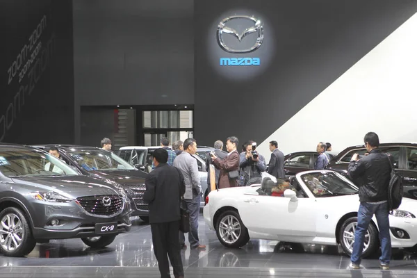Los Visitantes Observan Los Coches Mazda Durante 15ª Exposición Internacional —  Fotos de Stock