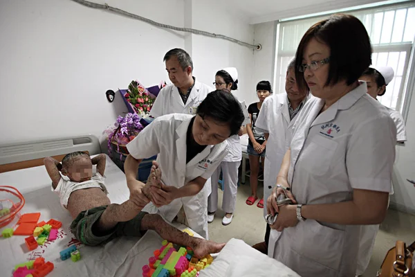 Läkare Undersöka Huden Pan Xianhang Åriga Pojken Som Har Rivigt — Stockfoto