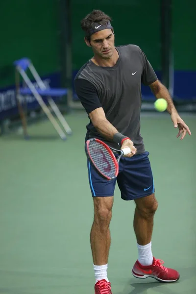 Švýcarský Tenisový Hvězda Roger Federer Účastní Tréninku Během 2014 Shanghai — Stock fotografie