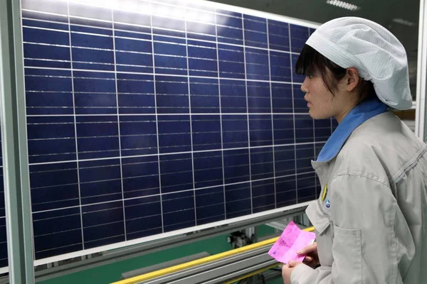 Une Travailleuse Chinoise Examine Panneau Solaire Destiné Être Exporté Vers — Photo