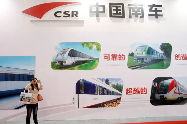 Visitante Toma Fotos Stand Csr China South Locomotive Rolling Stock — Foto de Stock