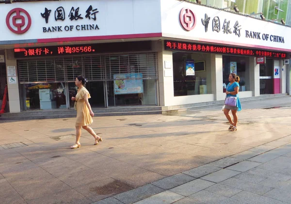 Пішоходи Ходять Повз Відділення Банку Китаю Рбо Місті Ічан Центральний — стокове фото