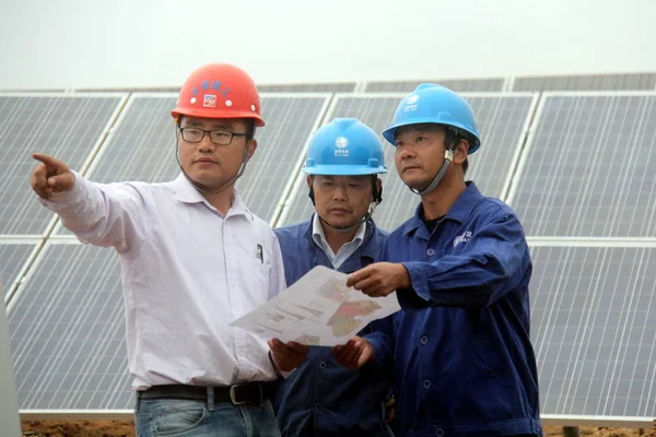Kinesiska Arbetare Inspektera Solpaneler Sol Cells Kraftverk Eqiaotown Wuhu City — Stockfoto