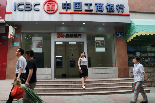 2014年6月20日 中国东部安徽省淮北市工商银行 中国工商银行 行人走过 — 图库照片