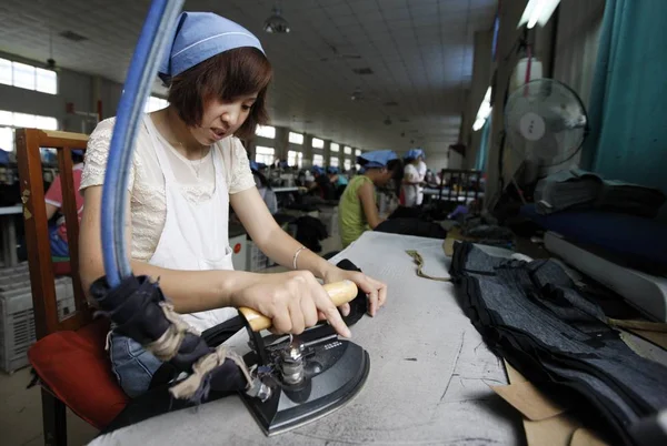 Una Trabajadora China Plancha Tela Para Ser Usada Para Hacer — Foto de Stock