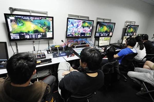 Membros Equipe Chinesa Monitoram Competição Jogo Online League Legends Lol — Fotografia de Stock