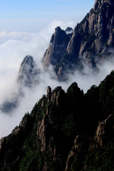 山のヒントは 2013 日東中国安徽省黄山市にある黄山景勝地で魅惑的な雲の上の上昇が見られています — ストック写真