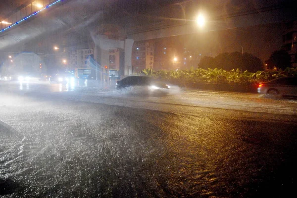 Arabalar Xiamen Şehirde Typhoon Soulik Neden Şiddetli Yağmurda Sular Altında — Stok fotoğraf