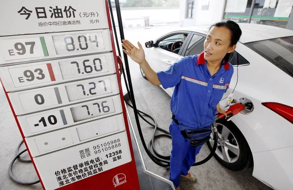 Trabalhador Chinês Abastece Carro Posto Gasolina Sinopec Cidade Huaibei Província — Fotografia de Stock