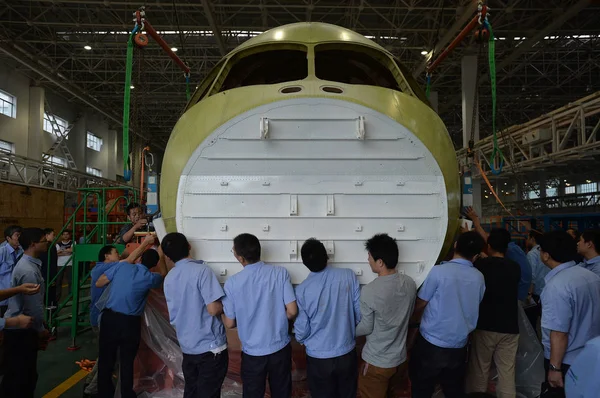 Chińscy Inżynierowie Technicy Bezpośrednie Dźwig Aby Przenieść Nos Chin Pierwszy — Zdjęcie stockowe