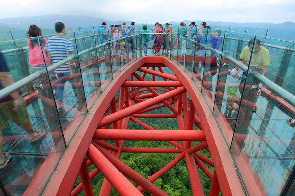 Turystów Zobacz Krajobraz Parku Narodowego Las Huangshui Szkło Mostu Wspornikowego — Zdjęcie stockowe