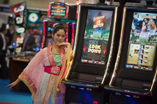 Ein Showgirl Posiert Mit Spielautomaten Während Der Globalen Spielemesse Asia — Stockfoto