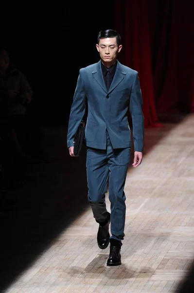 Ein Model Zeigt Eine Neue Kreation Des Chinesischen Modedesigners Wang — Stockfoto
