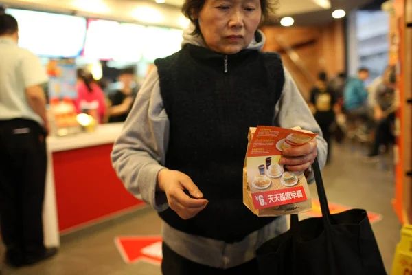 Kinesisk Kvinna Innehar Gratis Mcmuffin Och Kupong Som Distribueras Mcdonalds — Stockfoto