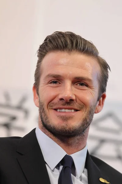 Der Englische Fußball Superstar David Beckham Lächelt Während Eines Austauschtreffens — Stockfoto