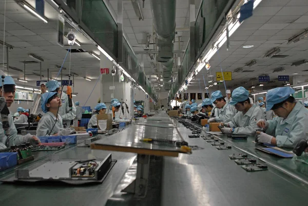 中国の出稼ぎ労働者は 長安街 東莞市 2012 南中国広東省の工場で生産ラインの電子製品を組み立てる — ストック写真