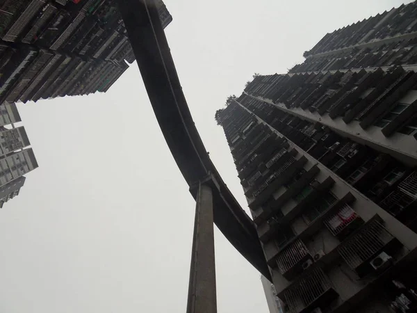 Worm Eye View Pedestrian Bridge Linking 13Th Floor Building Street — Stockfoto