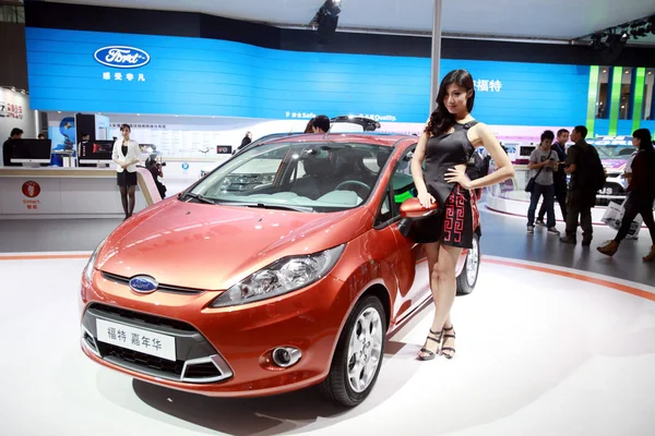 Modelo Posa Con Ford Fiesta Durante Exposición Internacional Automóviles China — Foto de Stock