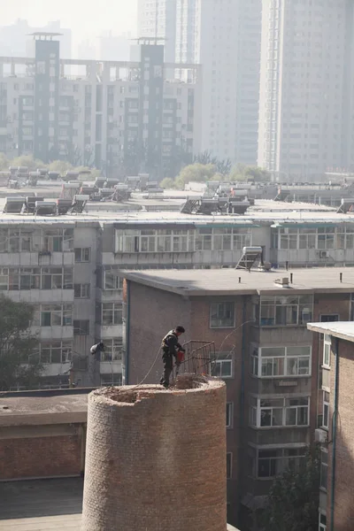 Китайский Подрывник Стоит Крыше Дымохода Снести Здание Городе Тайюань Провинция — стоковое фото