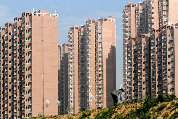 Eine Chinesische Bäuerin Pflügt Ihr Feld Neben Neu Errichteten Wohnhäusern — Stockfoto