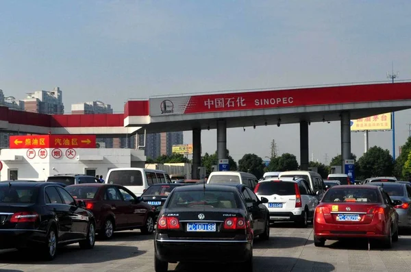 Autos Cola Para Repostar Una Estación Sinopec Shanghai China Septiembre — Foto de Stock