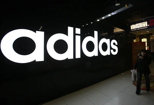 Nakupující Projdete Kolem Obchodu Adidas Šanghaji Číně Března 2013 — Stock fotografie