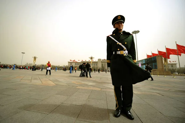 Pla Férfi Áll Tiananmen Téren Míg Hideg Front Hozza Erős — Stock Fotó