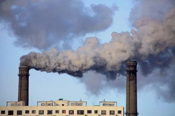 Fumo Denso Viene Scaricato Dai Camini Una Centrale Elettrica Carbone — Foto Stock