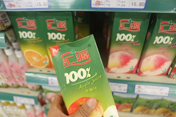 Customer Buys Huiyuan Grape Juice Supermarket Rizhao City East China — Stock Photo, Image