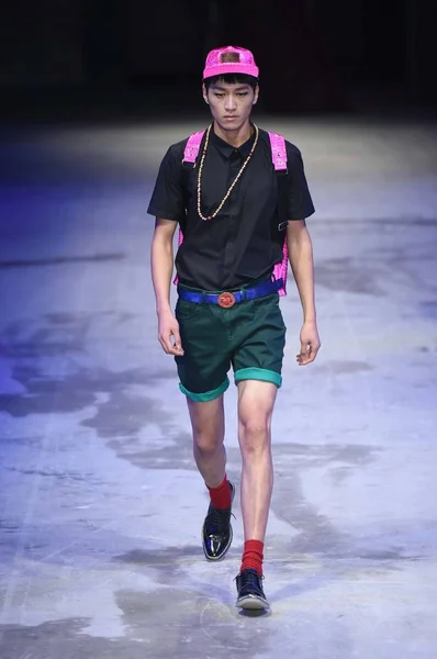 モデルは 2014 中国の北京で中国ロンドンファッションウィークの春 2015 Wolfzone 劉軼ファッションショーで劉軼デザイナーによって新しい創造を表示します — ストック写真