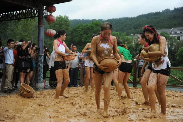 Mulheres Vestidas Biquíni Divertem Evento Luta Lama Uma Área Cênica — Fotografia de Stock