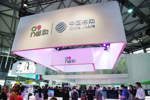 Pessoas Visitam Estande China Mobile Durante 3Rd Mobile Ásia Expo — Fotografia de Stock