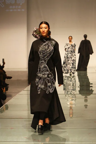 Modell Visar Skapelse Modevisning För Beijing Institute Fashion Technology Beijing — Stockfoto