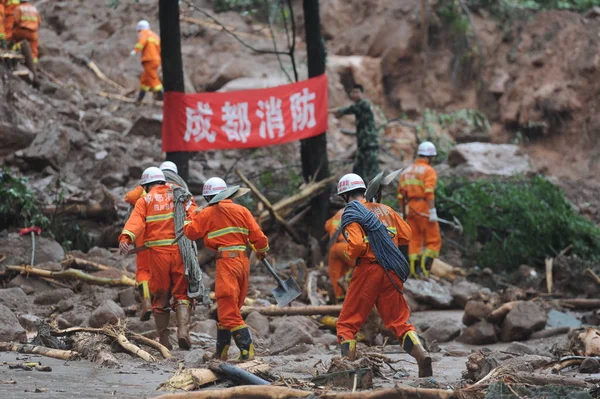 Κινέζοι Διασώστες Αναζητούν Επιζώντες Θαμμένους Από Λάσπη Μετά Από Μια — Φωτογραφία Αρχείου