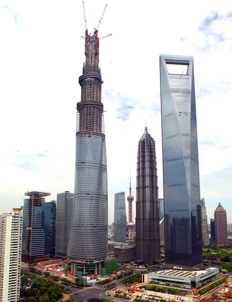 トッピング アウト上海タワー 2013 浦東の陸家嘴金融地区の上海世界金融センター センター 金茂タワーの横にある工事 — ストック写真