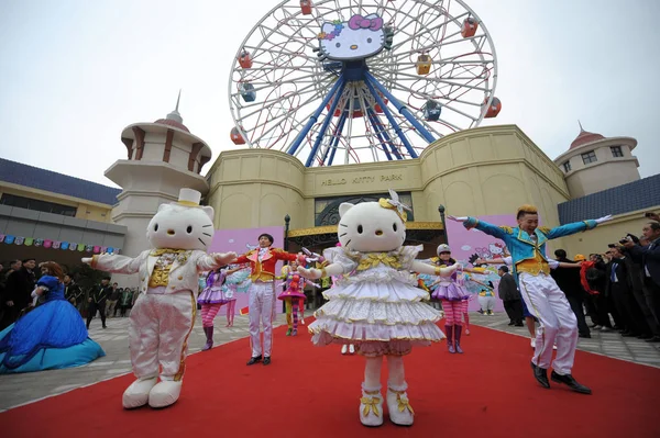 Animadores Vestidos Con Trajes Hello Kitty Presentan Durante Ceremonia Inauguración — Foto de Stock