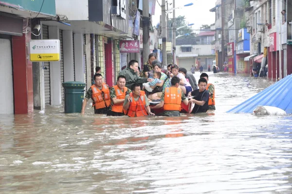 中国救助隊 2013 西南中国四川省広漢市で豪雨による洪水となった道路上のボートで住民を避難します — ストック写真