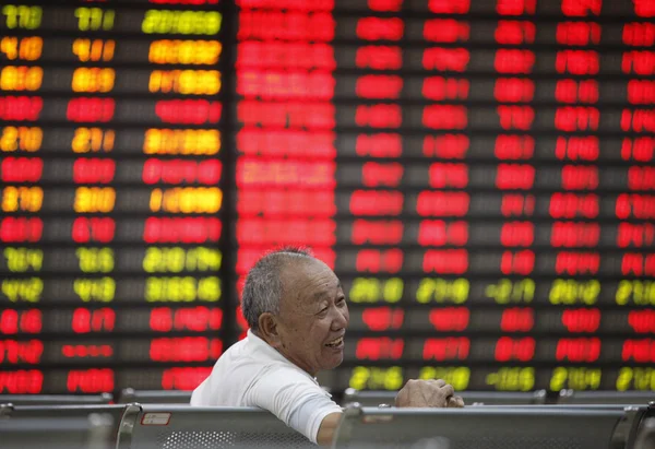 Een Chinese Investeerder Praat Met Anderen Als Hij Kijkt Naar — Stockfoto