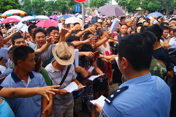 Čínští Policisté Roznášejí Zprávy Zástupu Lidí Kteří Shlučí Mimo Větev — Stock fotografie