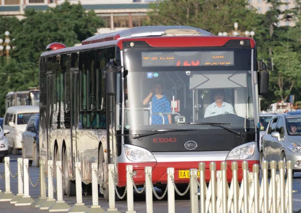 File Bus Travels Mass Cars Changan Avenue Beijing China May — Stock Photo, Image