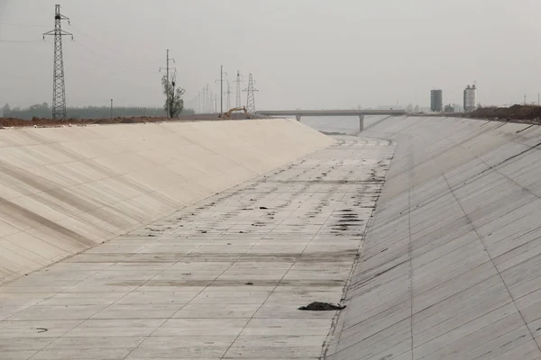 2013 日中部中国河南省鄭州市南 北水転換プロジェクトの中間ルートの運河の眺め — ストック写真