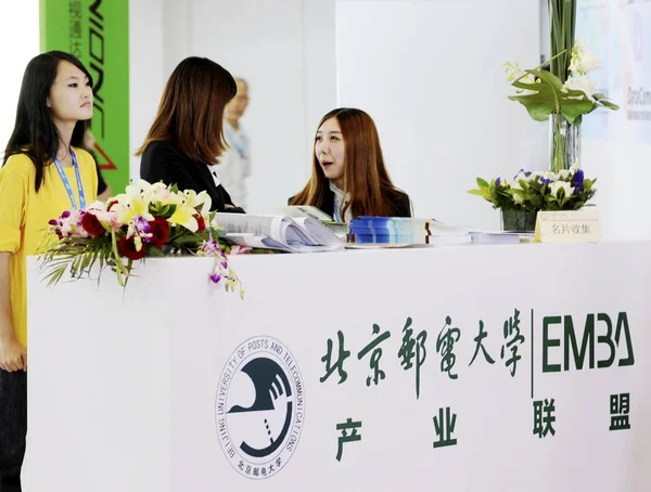 Китайські Співробітники Говорять Стенді Мба Виконавчий Майстер Ділового Адміністрування Галузевих — стокове фото