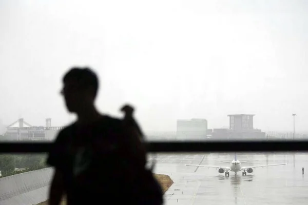 Passageiro Caminha Pelo Terminal Aeroporto Internacional Shanghai Pudong Depois Que — Fotografia de Stock