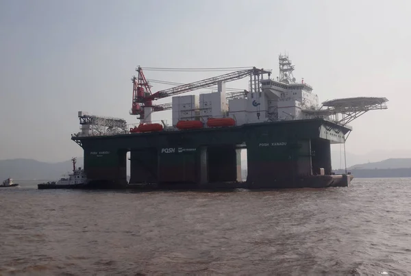 The world's largest semi-submersible offshore platform "Posh Xanadu" is seen on the sea near Zhoushan city, east China's Zhejiang province, 8 December 2014 — Stock Image World Largest Semi Submersible Offshore Platform Posh Xanadu Seen Sea Royalty Free Stock Photos