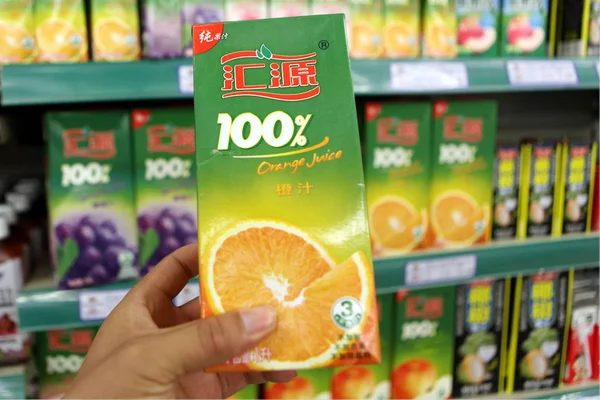Ένας Πελάτης Αγοράζει Ένα Κουτί Από Χυμό Πορτοκαλιού Huiyuan Ένα — Φωτογραφία Αρχείου