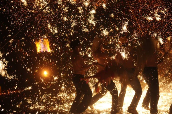 Bailarines Realizan Una Danza Dragón Fuego Una Ducha Hierro Fundido —  Fotos de Stock