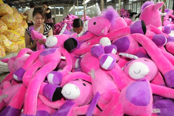 Čínští Dělníci Sejí Vycpané Hračky Které Mají Být Vyváženy Evropské — Stock fotografie