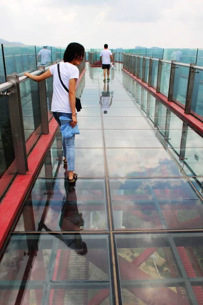 2013年7月26日 中国重庆市石竹土家族自治县黄水国家森林公园 游客们走在世界上最长的玻璃悬臂桥上 — 图库照片