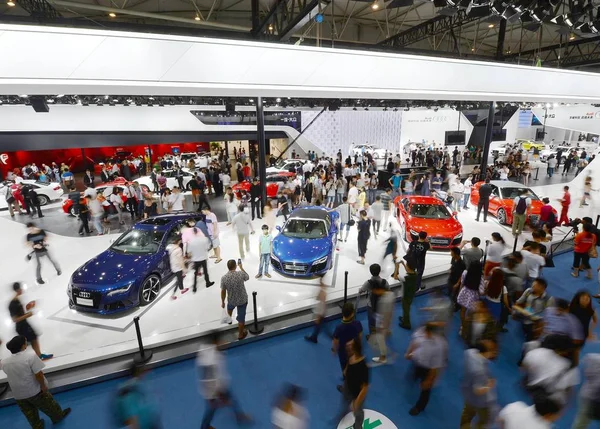Los Visitantes Ven Los Coches Audi Exhibición Una Exposición Automóviles —  Fotos de Stock